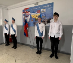 Свою неделю МБОУ «СОШ №107» начала с торжественной линейки с поднятием флага под гимн Российской Федерации.