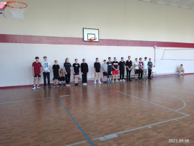 Соревнования на первенство школы среди команд 9-х классов по волейболу.