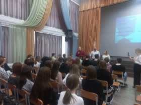 Сегодня в школе по инициативе Общественной палаты Алтайского края для учащихся 9-11 классов прошел урок мужества на тему: &quot;Диалоги о мужестве: Верь в себя! Ты Чемпион своей жизни!&quot;.