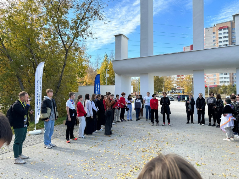 Совет учащихся «Движение Первых» совместно с советником директора по воспитанию приняли участие в экологической акции в парке Юбилейный.